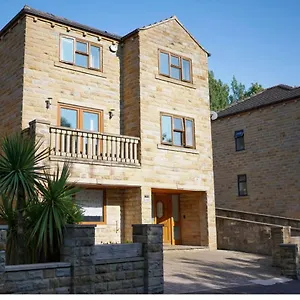 House Of Kaima - 6 Bed Detached Holiday home Dewsbury